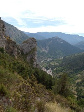 Panorama verso Tenda dal sentiero di discesa (21591 bytes)